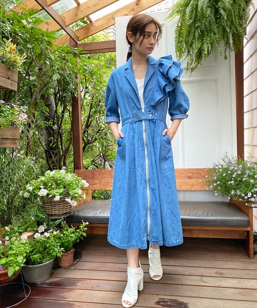 AVIE（アビィ）の「フリルデザインデニムワンピース（ワンピース・レディース・インディゴブルー・38）」の3枚目の写真