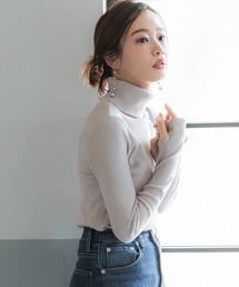 中肉厚タートルネックリブニット