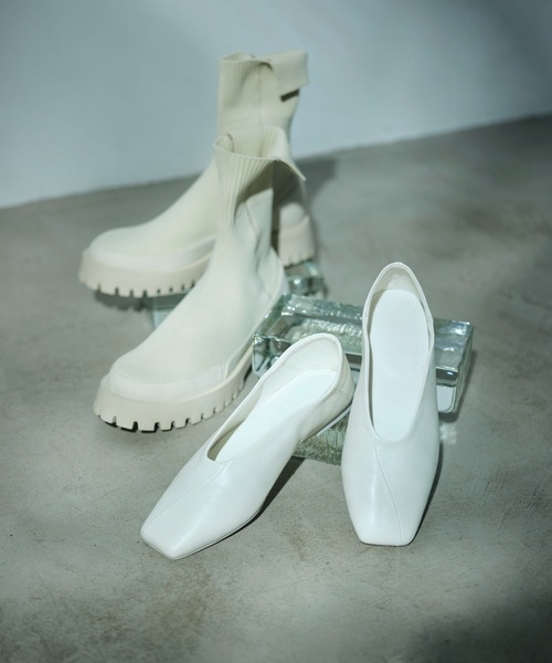 emmi（エミ）の「【emmi atelier】ウエーブカットバブーシュ（パンプス・レディース・ホワイト・22.5cm/23.5cm/24.5cm）」の2枚目の写真