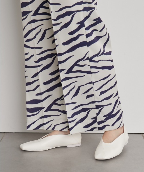 emmi（エミ）の「【emmi atelier】ウエーブカットバブーシュ（パンプス・レディース・ホワイト・22.5cm/23.5cm/24.5cm）」の9枚目の写真