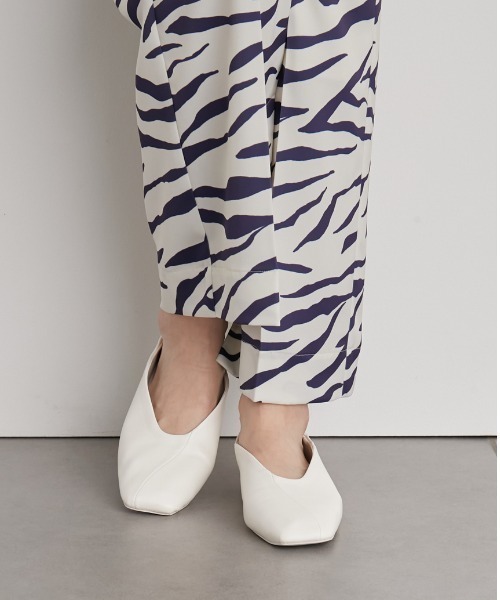 emmi（エミ）の「【emmi atelier】ウエーブカットバブーシュ（パンプス・レディース・ホワイト・22.5cm/23.5cm/24.5cm）」の10枚目の写真