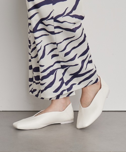 emmi（エミ）の「【emmi atelier】ウエーブカットバブーシュ（パンプス・レディース・ホワイト・22.5cm/23.5cm/24.5cm）」の11枚目の写真