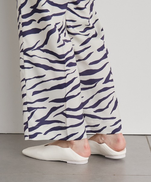 emmi（エミ）の「【emmi atelier】ウエーブカットバブーシュ（パンプス・レディース・ホワイト・22.5cm/23.5cm/24.5cm）」の12枚目の写真