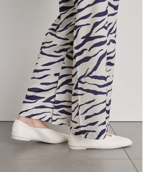 emmi（エミ）の「【emmi atelier】ウエーブカットバブーシュ（パンプス・レディース・ホワイト・22.5cm/23.5cm/24.5cm）」の13枚目の写真