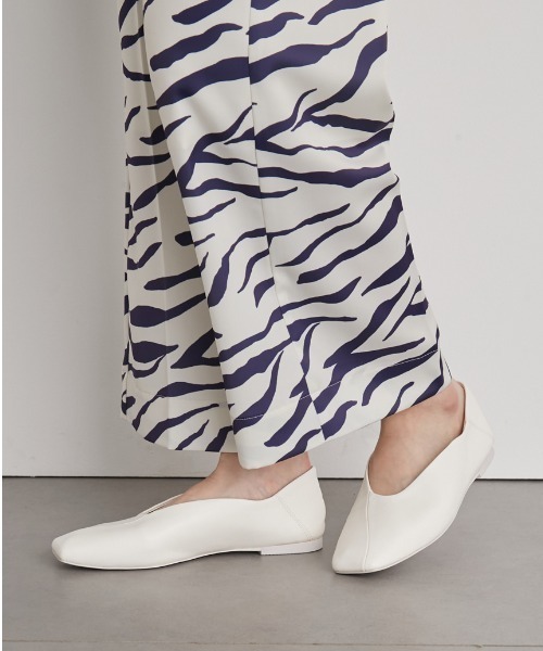 emmi（エミ）の「【emmi atelier】ウエーブカットバブーシュ（パンプス・レディース・ホワイト・22.5cm/23.5cm/24.5cm）」の14枚目の写真