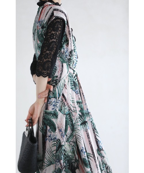 cawaii(カワイイ)の「ベルトで寄せるタックデザインのボタニカル柄ミディアムワンピース(ワンピース・レディース・グリーン・FREE)」の8枚目の写真