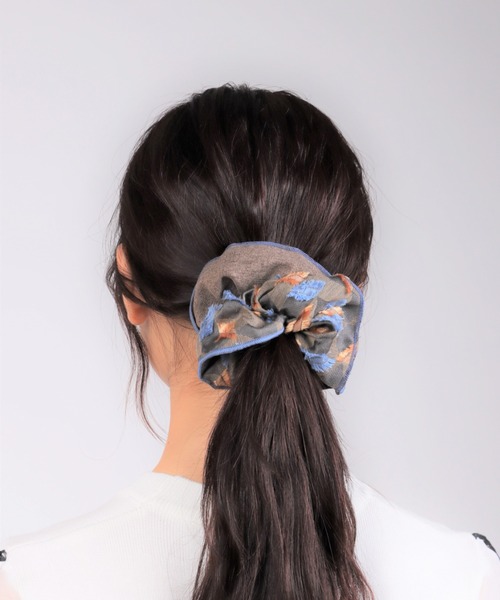 Three Four Time（ｽﾘｰﾌｫｰﾀｲﾑ）の「POLS×Ｆlourl　播州織コンビシュシュ（シュシュ・レディース・ブラウン/ベージュ/アイボリー・FREE）」の2枚目の写真