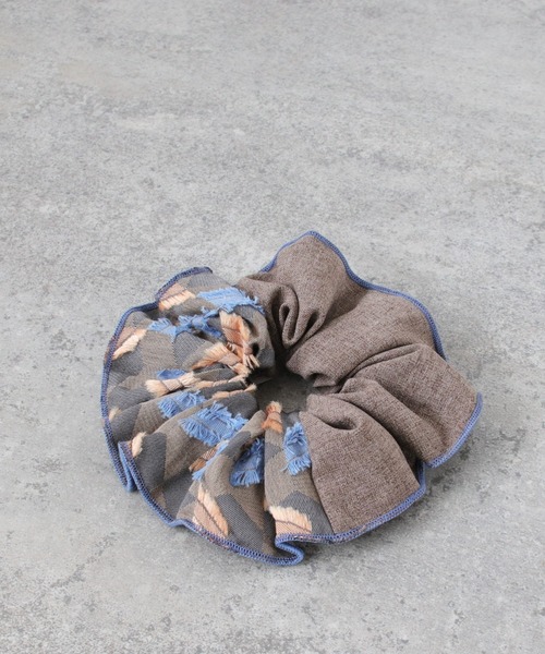 Three Four Time（ｽﾘｰﾌｫｰﾀｲﾑ）の「POLS×Ｆlourl　播州織コンビシュシュ（シュシュ・レディース・ブラウン/ベージュ/アイボリー・FREE）」の4枚目の写真