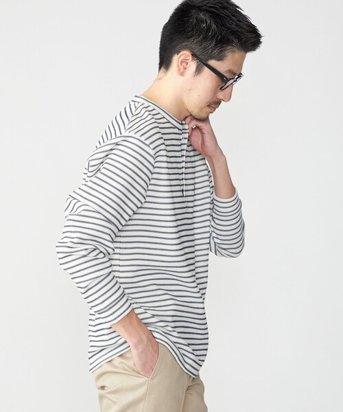 SHIPS（シップス）の「【WEB限定】SHIPS: ワンポイント ロゴ バーズアイ ヘンリーネック ロングスリーブ Tシャツ（Tシャツ/カットソー・メンズ・ホワイト/ブラック/ダークグレー/ネイビー/ライトグレー/オフホワイト/ダークブルー・MEDIUM/SMALL/X-LARGE/LARGE）」の20枚目の写真