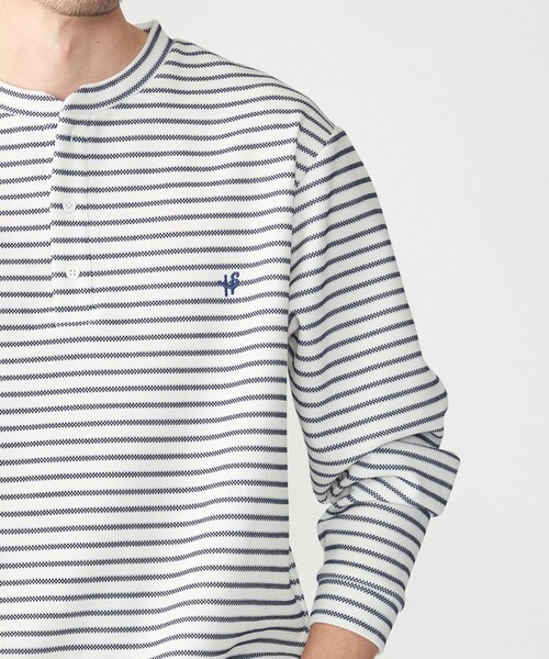 SHIPS（シップス）の「【WEB限定】SHIPS: ワンポイント ロゴ バーズアイ ヘンリーネック ロングスリーブ Tシャツ（Tシャツ/カットソー・メンズ・ホワイト/ブラック/ダークグレー/ネイビー/ライトグレー/オフホワイト/ダークブルー・MEDIUM/SMALL/X-LARGE/LARGE）」の21枚目の写真