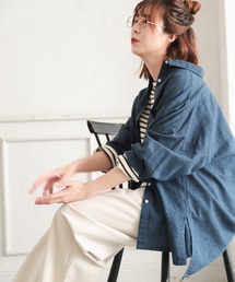 さらり着崩して羽織るシャツ