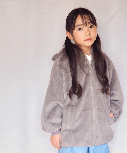 SHOO・LA・RUE(シューラルー)の「◆【110-140cm】フェイクファー耳つきパーカ(ブルゾン・キッズ・チャコールグレー/アイボリー・11/12/13/14)」の3枚目の写真