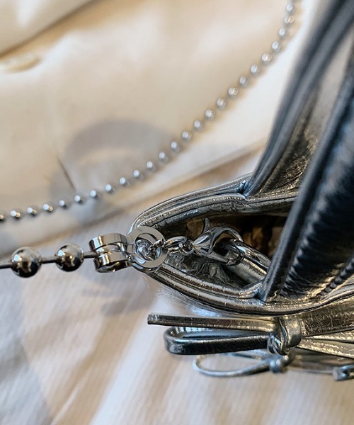 LAC-VERT(ラック・ヴェール)の「2WAY ミニリボンチェーン×ショルダーハンドバッグ(ハンドバッグ・レディース・シルバー・FREE)」の4枚目の写真
