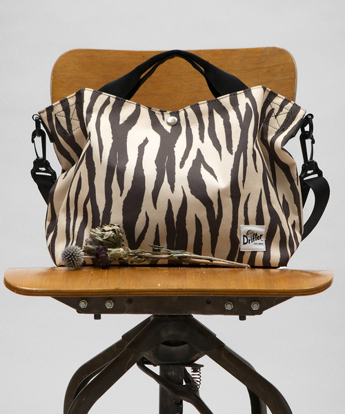 Drifter（ドリフター）の「CARRY ALL BAG／キャリーオールバッグ（ショルダーバッグ・レディース・ホワイト×ブラック/ブラック×ブラック/スカイブルー系/レオパード/ブラック系その他/ゼブラ/ブラウン/グリーン系カモフラージュ/ドット・FREE）」の8枚目の写真