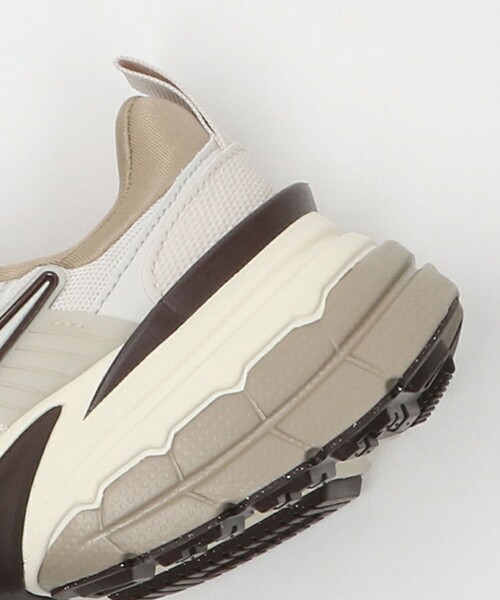 NIKE（ナイキ）の「＜NIKE＞ナイキ V2K ラン スニーカー（スニーカー・レディース・ブラック/ホワイト/ブラウン/ライトグレー・22.5cm/23cm/24cm/25cm/23.5cm/24.5cm）」の13枚目の写真