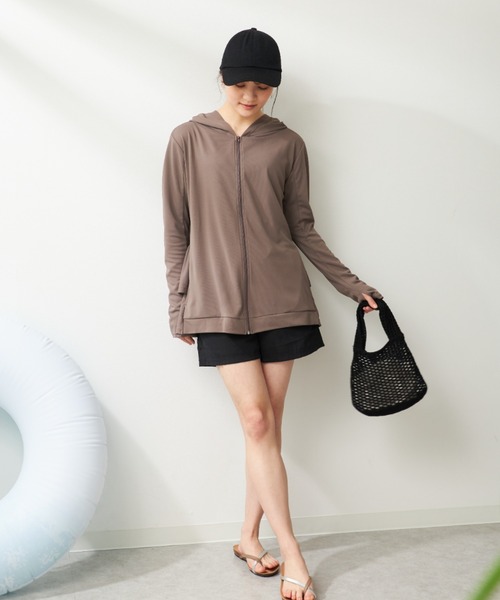 Ocean Pacific（オーシャンパシフィック）の「レディース ティアードラッシュガード 水着 UVカット フリル ルームウェア 水陸両用  ヨガウェア  ピラティス  トレーニングウェア（ラッシュガード・レディース・オフホワイト/ブラック/ブラック×グレー/ベージュ・LARGE/MEDIUM/XX-LARGE/X-LARGE）」の8枚目の写真