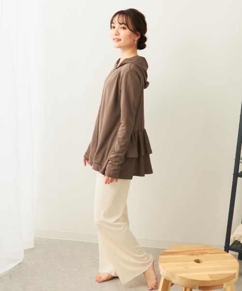 Ocean Pacific（オーシャンパシフィック）の「レディース ティアードラッシュガード 水着 UVカット フリル ルームウェア 水陸両用  ヨガウェア  ピラティス  トレーニングウェア（ラッシュガード・レディース・オフホワイト/ブラック/ブラック×グレー/ベージュ・LARGE/MEDIUM/XX-LARGE/X-LARGE）」の13枚目の写真