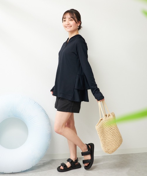 Ocean Pacific（オーシャンパシフィック）の「レディース ティアードラッシュガード 水着 UVカット フリル ルームウェア 水陸両用  ヨガウェア  ピラティス  トレーニングウェア（ラッシュガード・レディース・オフホワイト/ブラック/ブラック×グレー/ベージュ・LARGE/MEDIUM/XX-LARGE/X-LARGE）」の22枚目の写真