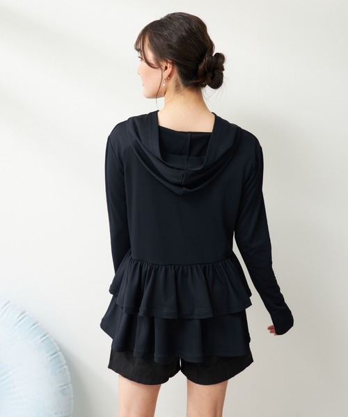 Ocean Pacific（オーシャンパシフィック）の「レディース ティアードラッシュガード 水着 UVカット フリル ルームウェア 水陸両用  ヨガウェア  ピラティス  トレーニングウェア（ラッシュガード・レディース・オフホワイト/ブラック/ブラック×グレー/ベージュ・LARGE/MEDIUM/XX-LARGE/X-LARGE）」の6枚目の写真