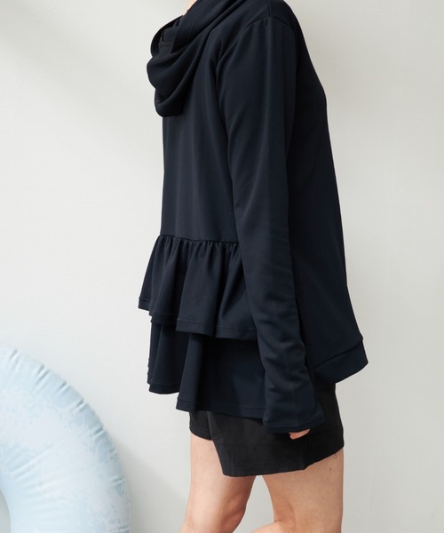 Ocean Pacific（オーシャンパシフィック）の「レディース ティアードラッシュガード 水着 UVカット フリル ルームウェア 水陸両用  ヨガウェア  ピラティス  トレーニングウェア（ラッシュガード・レディース・オフホワイト/ブラック/ブラック×グレー/ベージュ・LARGE/MEDIUM/XX-LARGE/X-LARGE）」の21枚目の写真