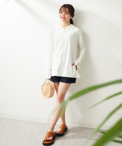 Ocean Pacific（オーシャンパシフィック）の「レディース ティアードラッシュガード 水着 UVカット フリル ルームウェア 水陸両用  ヨガウェア  ピラティス  トレーニングウェア（ラッシュガード・レディース・オフホワイト/ブラック/ブラック×グレー/ベージュ・LARGE/MEDIUM/XX-LARGE/X-LARGE）」の11枚目の写真