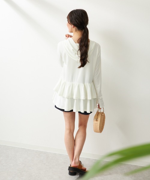 Ocean Pacific（オーシャンパシフィック）の「レディース ティアードラッシュガード 水着 UVカット フリル ルームウェア 水陸両用  ヨガウェア  ピラティス  トレーニングウェア（ラッシュガード・レディース・オフホワイト/ブラック/ブラック×グレー/ベージュ・LARGE/MEDIUM/XX-LARGE/X-LARGE）」の20枚目の写真