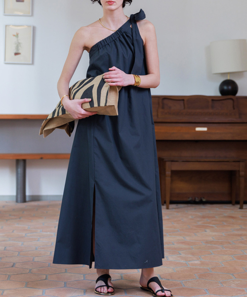 Rouge vif（ルージュヴィフ）の「ワンショルダーワンピース（ワンピース・レディース・チャコールグレー/ライトブルー/ブラウン・フリー）」の2枚目の写真