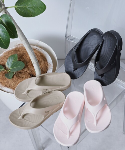 OOFOS（ウーフォス）の「OOFOS/ウーフォス OOoriginal / ウーオリジナル（サンダル・レディース・ブラック/ベージュ/ピンク・6/8/7）」の5枚目の写真