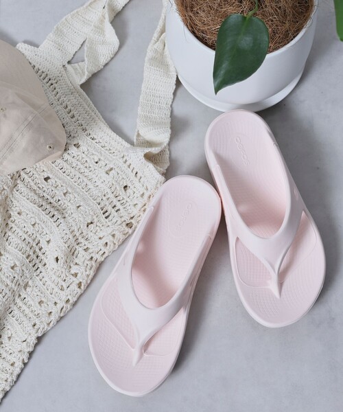 OOFOS（ウーフォス）の「OOFOS/ウーフォス OOoriginal / ウーオリジナル（サンダル・レディース・ブラック/ベージュ/ピンク・6/8/7）」の18枚目の写真