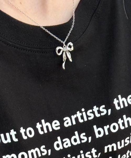 Chikashitsu +(チカシツプラス)の「ストリートファッション Chikashitsu + チカシツプラス ribbon necklace リボンネックレス シルバーアクセサリー シルバーネックレス ワンポイント 韓国ファッション 韓国ストリート Y2K(ネックレス・レディース・シルバー/シルバー系その他・ONE SIZE)」の8枚目の写真