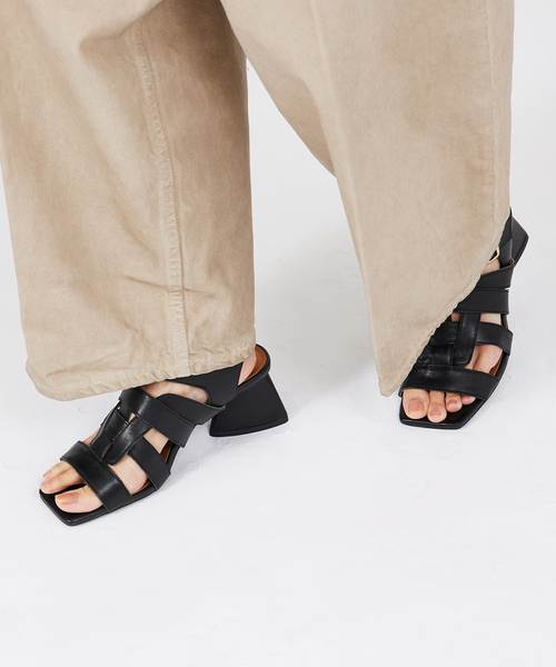 Au BANNISTER(オゥバニスター)の「グルカ風ヒールサンダル(サンダル・レディース・ブラウン/グリーン/ブラック・35/36/37/38/39)」の1枚目の写真