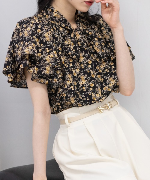 pumpkin port(パンプキンポート)の「花柄2枚フレア半袖 リボンタイ 裾シャーリング ブラウス(シャツ/ブラウス・レディース・ラベンダー/サックスブルー/アイボリー/ブラック・M)」の1枚目の写真