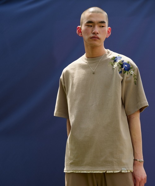 rehacer（レアセル）の「rehacer : Fringe Flower Wide CS / フリンジ フラワー ワイド カットソー（Tシャツ/カットソー・メンズ・スミクロ/ベージュ/ホワイト・MEDIUM/LARGE/X-LARGE）」の4枚目の写真