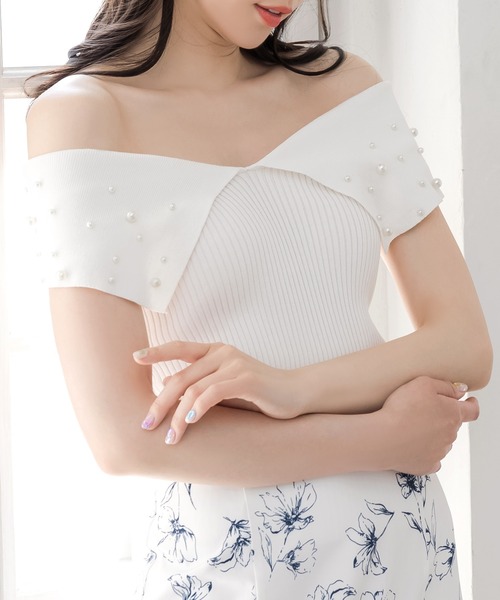 Julia Boutique(ジュリアブティック)の「パール付きデコルテオープンノースリーブニットトップス/24094(ニット/セーター・レディース・イエロー/ホワイト/ブラック・ONE)」の6枚目の写真