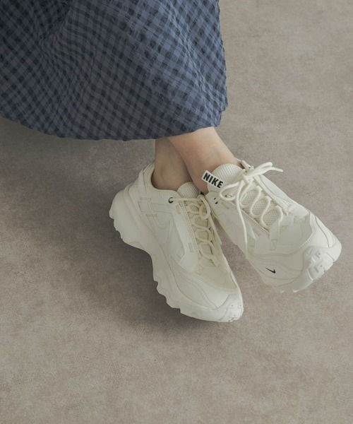 URBAN RESEARCH DOORS(アーバンリサーチドアーズ)の「NIKE TC7900(スニーカー・レディース・ホワイト系その他・24.5/24/23.5)」の1枚目の写真