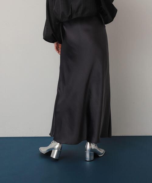 SENSE OF PLACE by URBAN RESEARCH（センスオブプレイスバイアーバンリサーチ）の「『WEB/一部店舗限定サイズ』ナローサテンスカート（スカート・レディース・チャコールグレー/カーキ/アイボリー/ライトピンク/ブラック/ブラウン・MEDIUM/SMALL/TALL）」の11枚目の写真