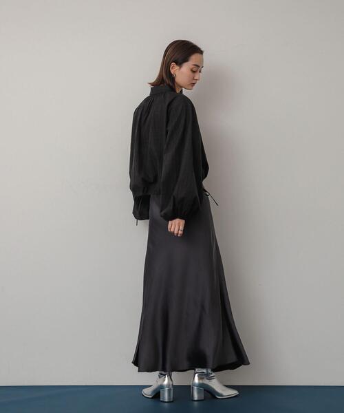 SENSE OF PLACE by URBAN RESEARCH（センスオブプレイスバイアーバンリサーチ）の「『WEB/一部店舗限定サイズ』ナローサテンスカート（スカート・レディース・チャコールグレー/カーキ/アイボリー/ライトピンク/ブラック/ブラウン・MEDIUM/SMALL/TALL）」の13枚目の写真