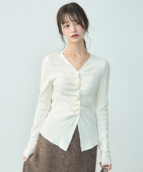 TITTY&CO.（ティティーアンドコー）の「フロントギャザーニットカーディガン（カーディガン/ボレロ・レディース・キャメル/アイボリー/グレー・FREE）」の2枚目の写真