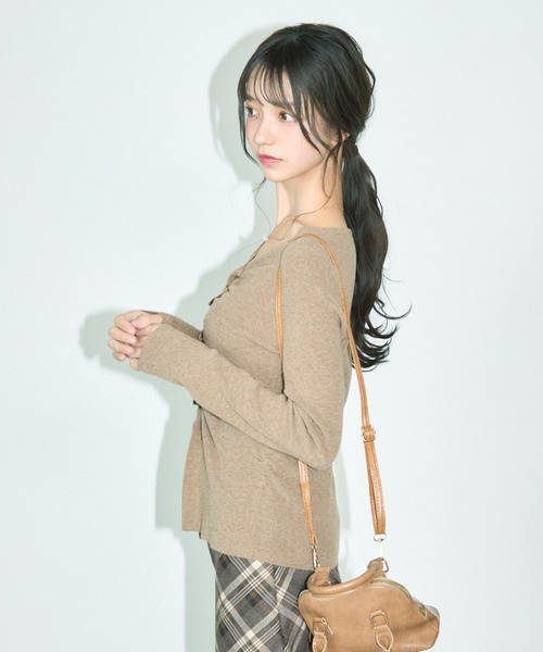 TITTY&CO.（ティティーアンドコー）の「フロントギャザーニットカーディガン（カーディガン/ボレロ・レディース・キャメル/アイボリー/グレー・FREE）」の9枚目の写真