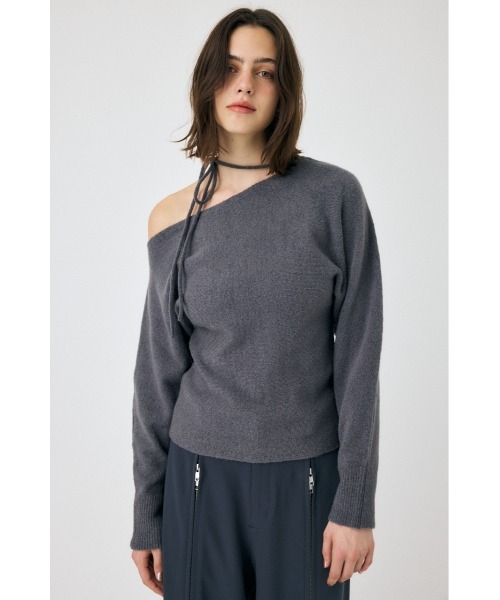 MOUSSY(マウジー)の「ONE SHOULDER セーター(ニット/セーター・レディース・アイボリー/チャコールグレー/レッド・FREE)」の4枚目の写真