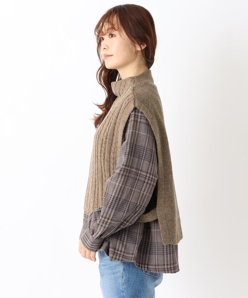 one'sterrace（ワンズテラス）の「サイド開き タートルニットベスト（ベスト・レディース・ブラック系8/ダークブラウン系8・02）」の4枚目の写真