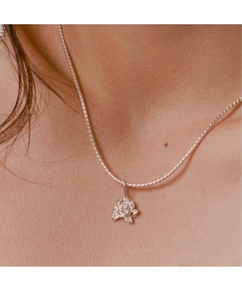 NUAVO(ヌアボ)の「White rose snake P(ネックレス・レディース・シルバー・FREE)」の5枚目の写真