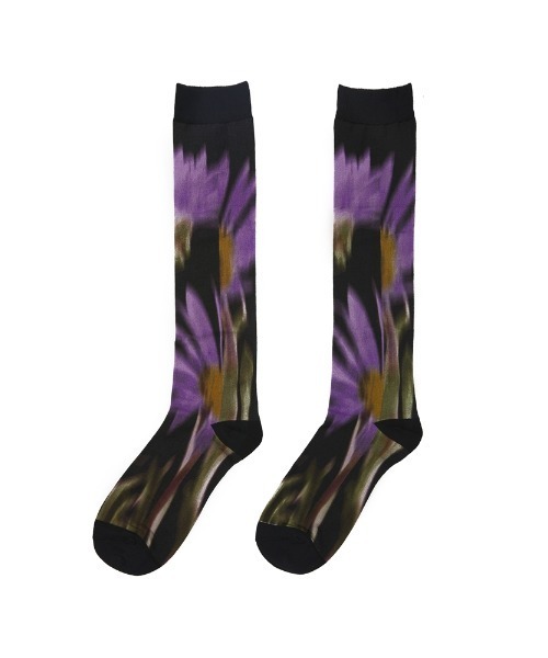 JNBY(ジェーエヌビーワイ)の「Abstract Floral Stretch Cotton-blend Socks / ソックス(ソックス/靴下・レディース・パープル/ブラック・ONE SIZE)」の2枚目の写真