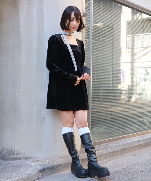 ALLuRing ChaRm（アリュリングチャーム）の「Ruffle Lace velvet Mini Dress / フリルレースベルベットミニワンピース 首紐付き（ワンピース・レディース・ブラック・M/S）」の2枚目の写真