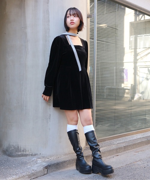 ALLuRing ChaRm（アリュリングチャーム）の「Ruffle Lace velvet Mini Dress / フリルレースベルベットミニワンピース 首紐付き（ワンピース・レディース・ブラック・M/S）」の11枚目の写真