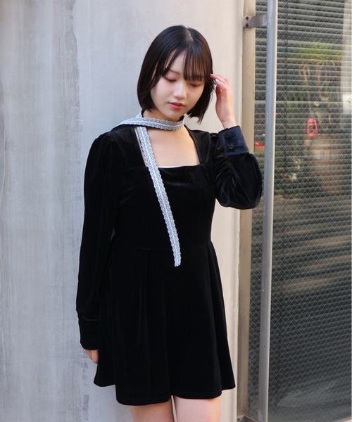 ALLuRing ChaRm（アリュリングチャーム）の「Ruffle Lace velvet Mini Dress / フリルレースベルベットミニワンピース 首紐付き（ワンピース・レディース・ブラック・M/S）」の10枚目の写真