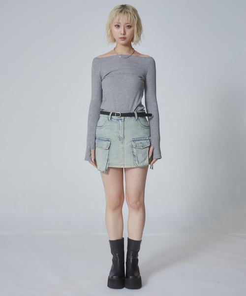 ENVYM（アンビー）の「フィンガーホール ラメリブオフショルトップス（Tシャツ/カットソー・レディース・ブラック/アイボリー/ブルー/グレー・FREE）」の13枚目の写真