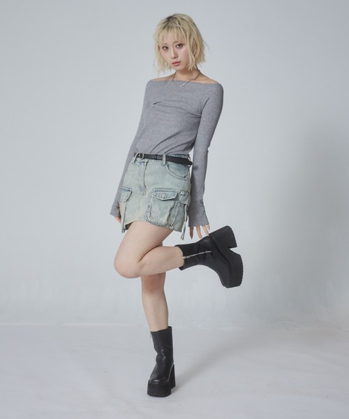 ENVYM（アンビー）の「フィンガーホール ラメリブオフショルトップス（Tシャツ/カットソー・レディース・ブラック/アイボリー/ブルー/グレー・FREE）」の22枚目の写真