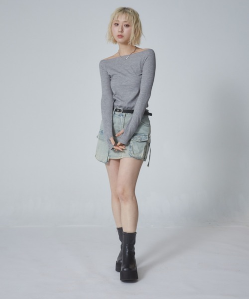 ENVYM（アンビー）の「フィンガーホール ラメリブオフショルトップス（Tシャツ/カットソー・レディース・ブラック/アイボリー/ブルー/グレー・FREE）」の12枚目の写真