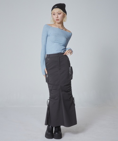 ENVYM（アンビー）の「フィンガーホール ラメリブオフショルトップス（Tシャツ/カットソー・レディース・ブラック/アイボリー/ブルー/グレー・FREE）」の15枚目の写真